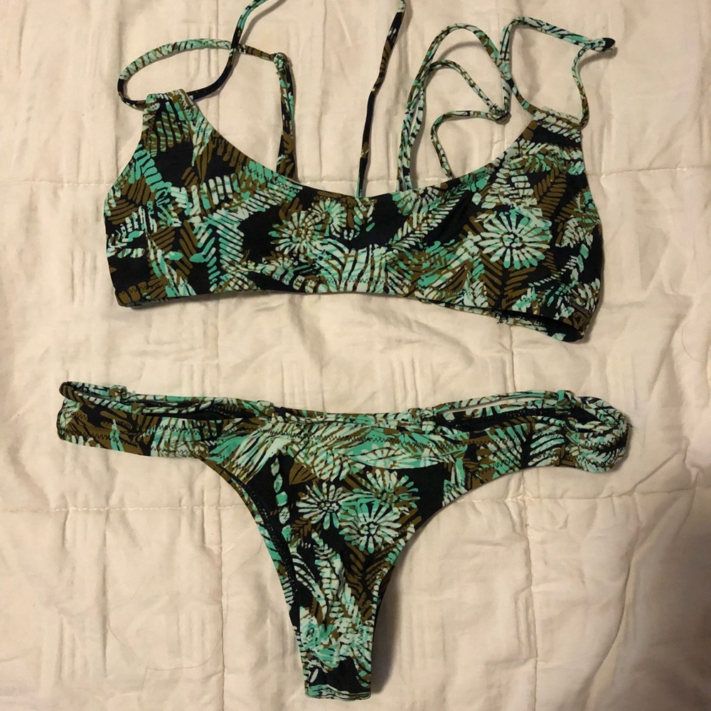 Super Cute Volcom Bikini! 👙💕